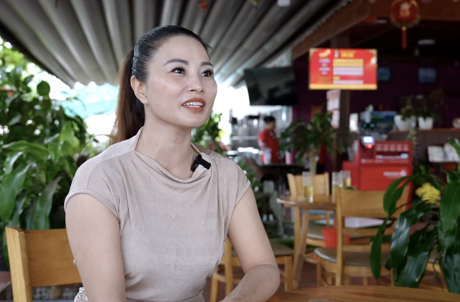 Bà chủ quán cà phê Nhớ ở TP.HCM: Bán thêm vé số Vietlott, trao cơ hội cho mọi người - 2