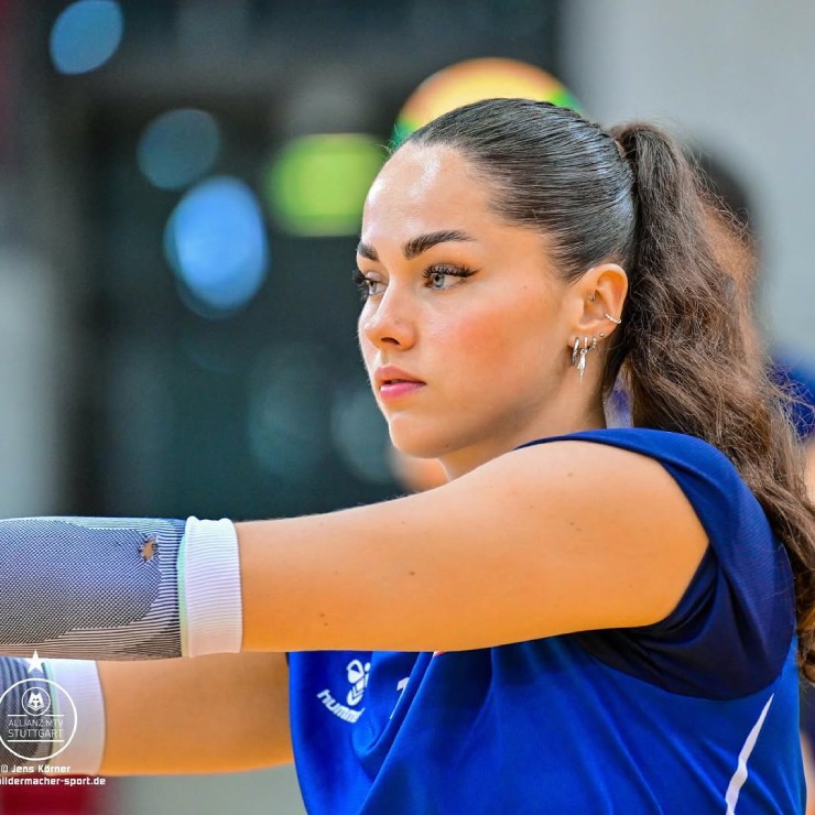 Mỹ nhân bóng chuyền cao 1m86 khiến fan “lạc lối” với loạt ảnh bikini hiếm có - 2