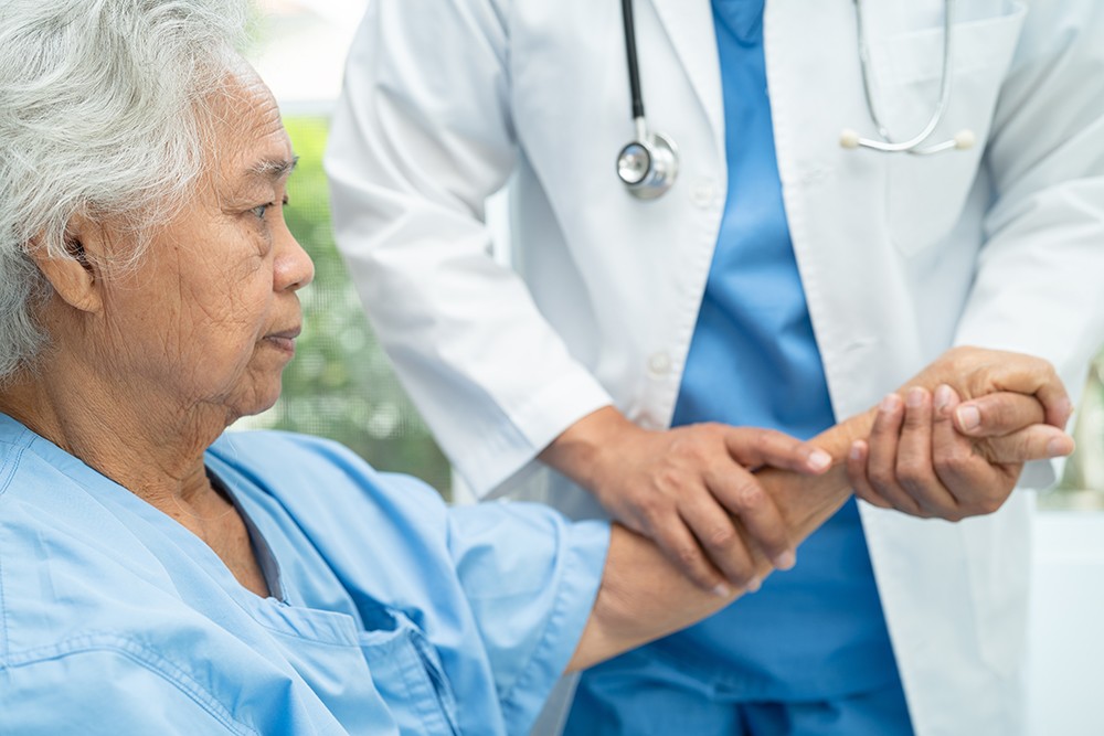 Tầm soát bệnh sớm và tiêm chủng: Hai mảnh ghép sống khỏe của người cao tuổi - 2