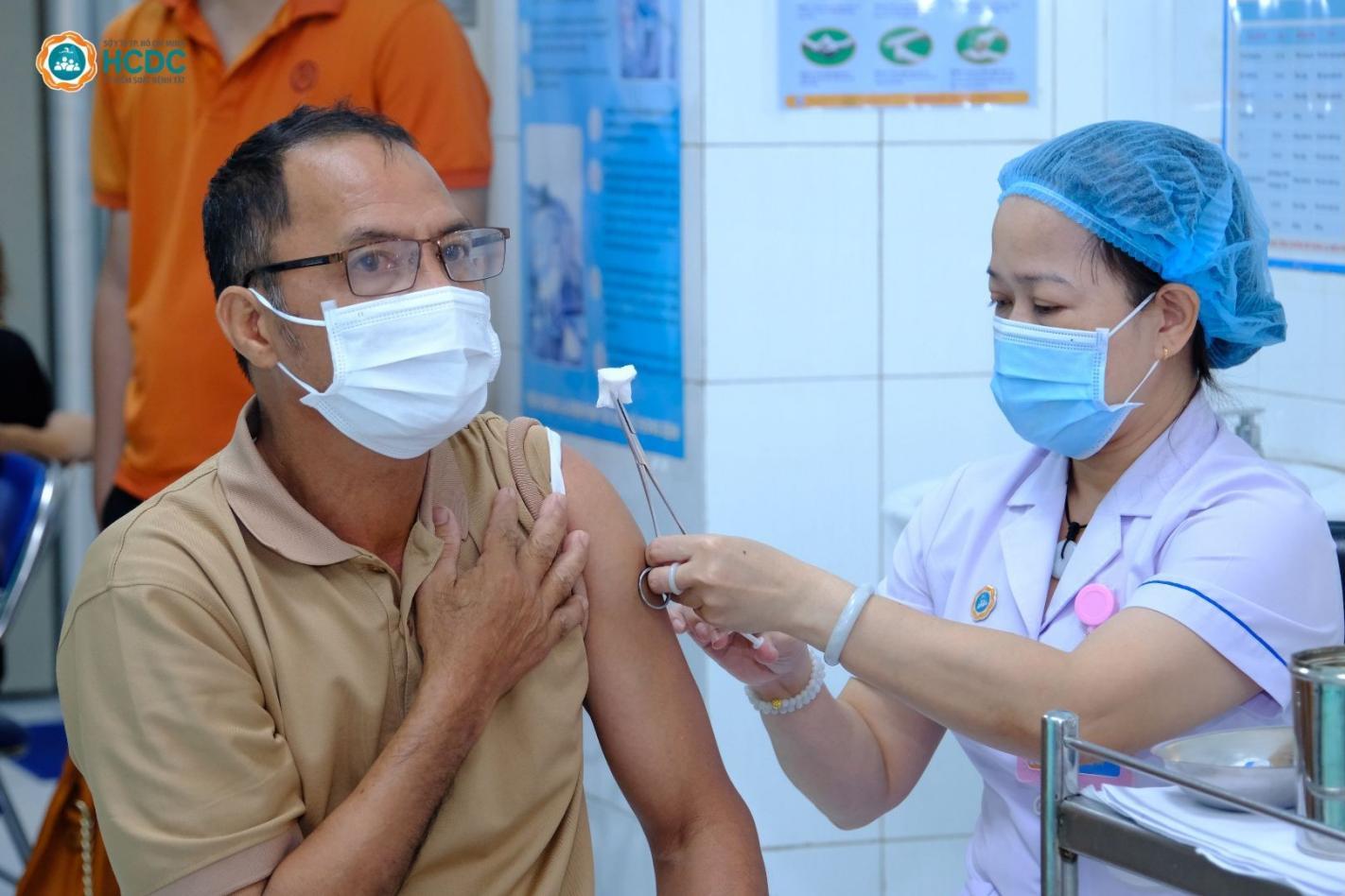 Tầm soát bệnh sớm và tiêm chủng: Hai mảnh ghép sống khỏe của người cao tuổi - 4