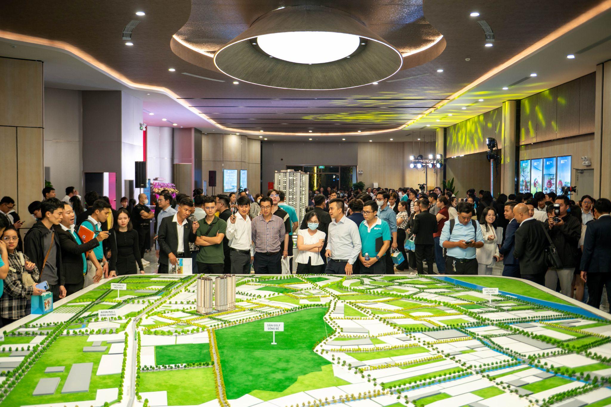 Vạn Xuân Group khai trương tổ hợp nhà mẫu Happy One Mori - 2