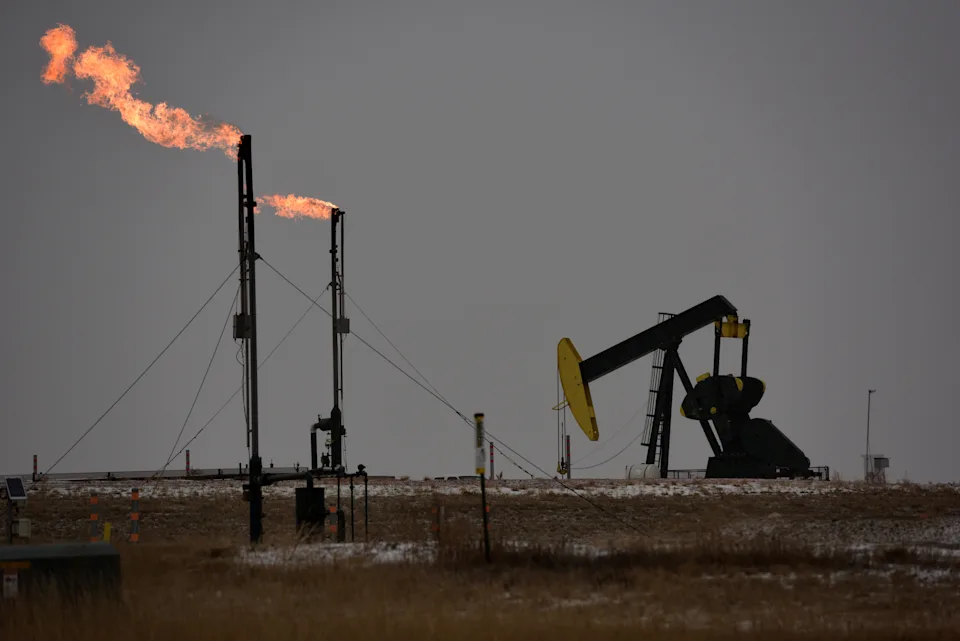 Giá dầu cắm đầu giảm: Sẽ có cú rơi về mức thời COVID-19? - 1