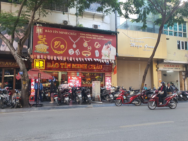Giá vàng bật tăng mạnh, bất ngờ cảnh tượng mua bán tại loạt cửa hàng trên phố vàng Hà Nội - 3