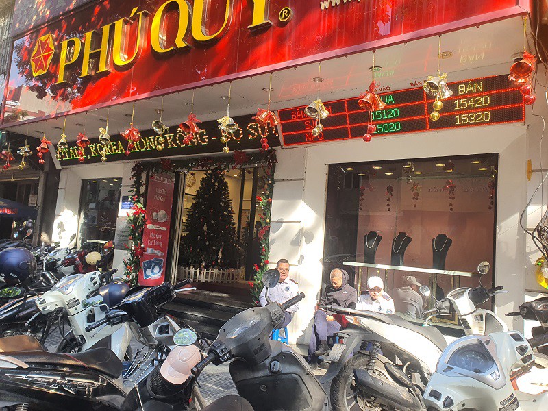 Giá vàng bật tăng mạnh, bất ngờ cảnh tượng mua bán tại loạt cửa hàng trên phố vàng Hà Nội - 4