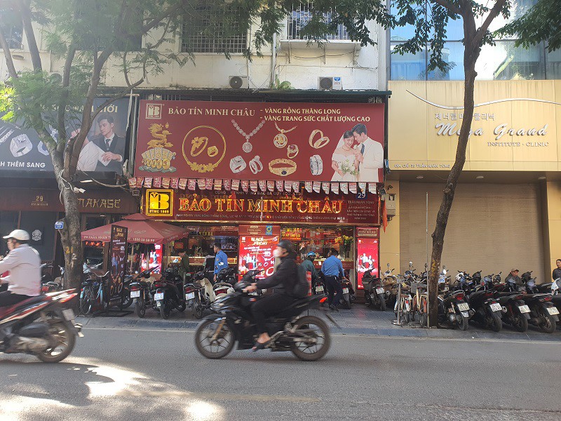 Giá vàng bật tăng mạnh, bất ngờ cảnh tượng mua bán tại loạt cửa hàng trên phố vàng Hà Nội - 2