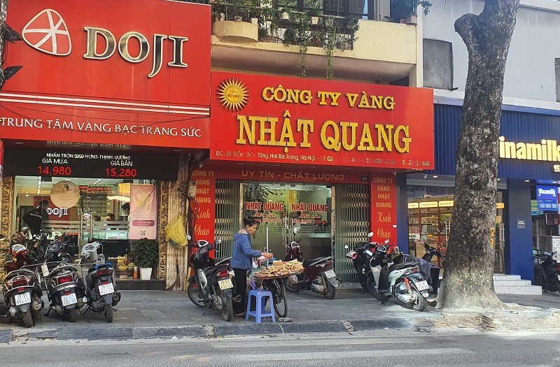 Giá vàng bật tăng mạnh, bất ngờ cảnh tượng mua bán tại loạt cửa hàng trên phố vàng Hà Nội - 1