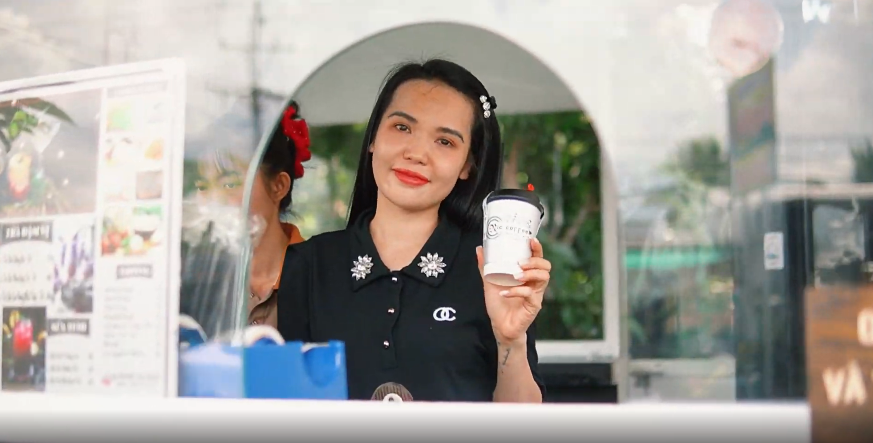 Hotgirl 8x bán vé số Vietlott ở Vĩnh Long: “Khách ở đây như một gia đình” - 1