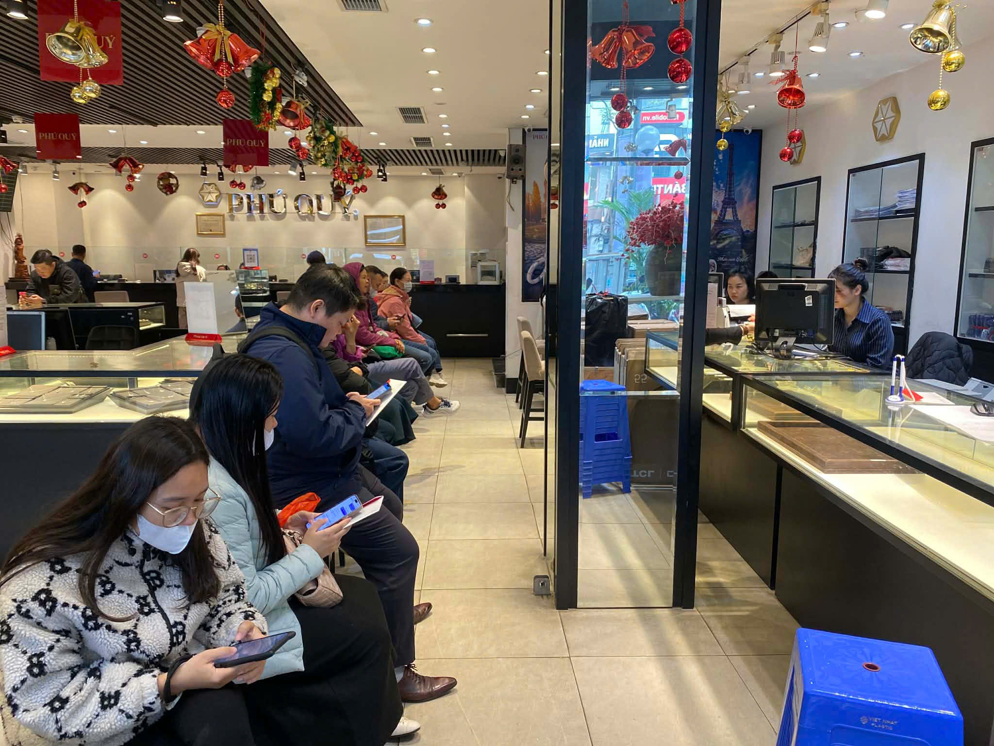 Giá bạc tăng vọt lên mức cao chưa từng thấy, có người xuống tay mua cả tạ - 1