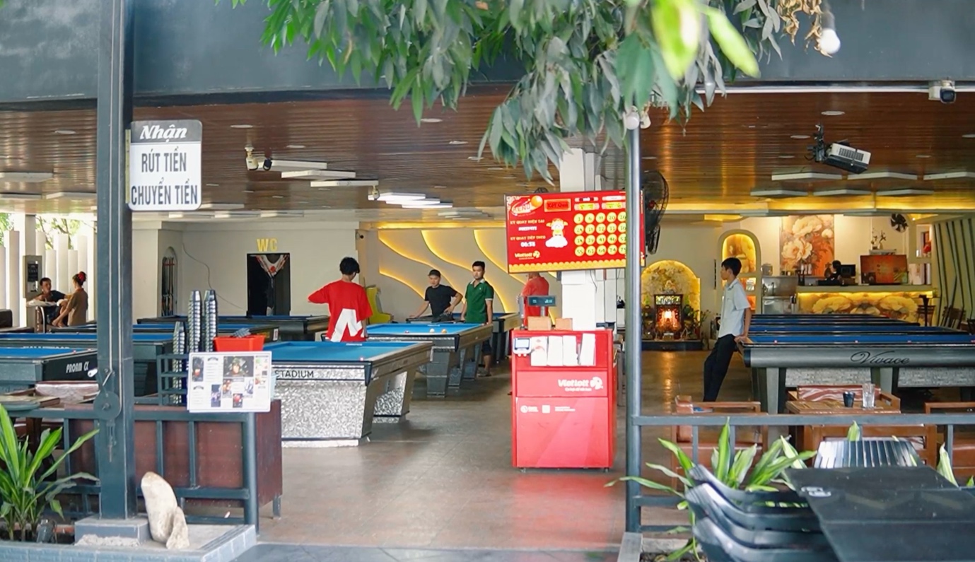 Hotgirl 8x bán vé số Vietlott ở Vĩnh Long: “Khách ở đây như một gia đình” - 2