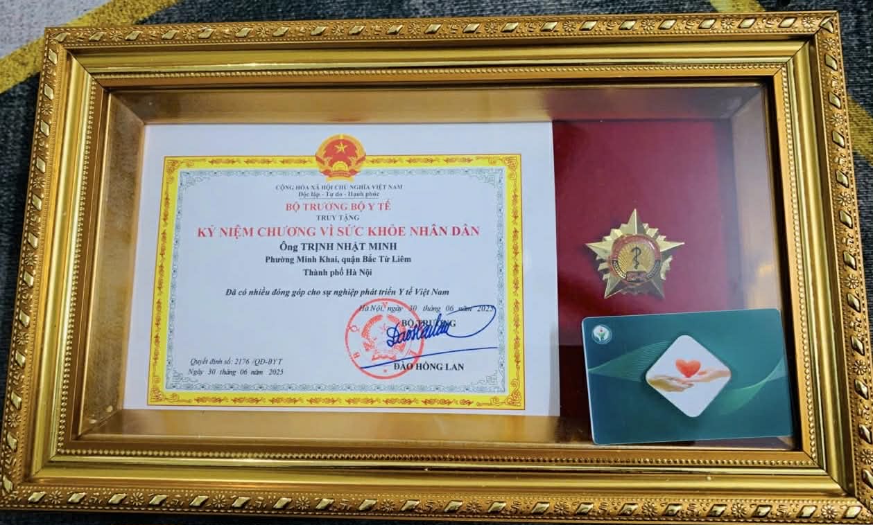 Bộ Y tế truy tặng Kỷ niệm chương cho chàng trai 18 tuổi hiến tạng cứu sống 4 người - 1