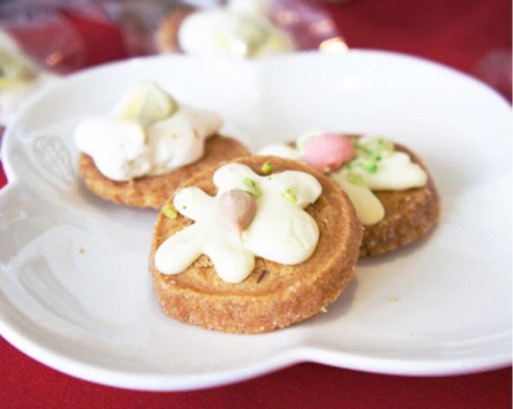 Kỳ lạ chiếc bánh quy hình phân chim nhưng hút khách không ngờ - 4