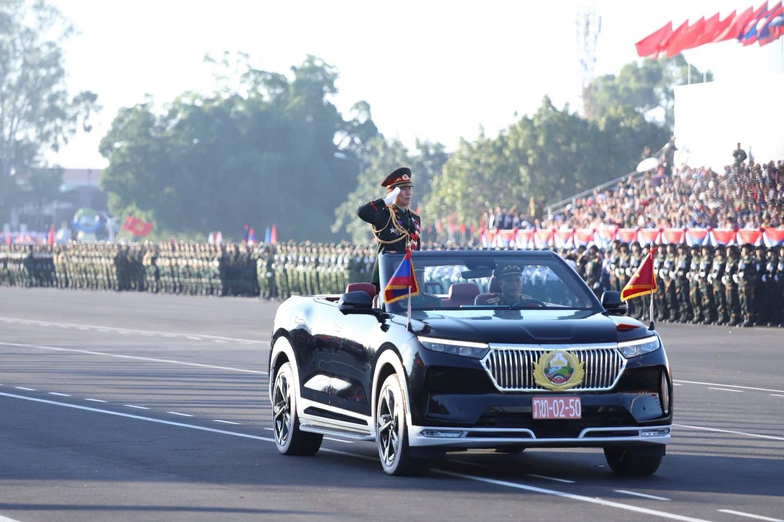 Xe điện Việt Nam nổi bật tại lễ diễu binh, diễu hành kỷ niệm Quốc khánh Lào - 1