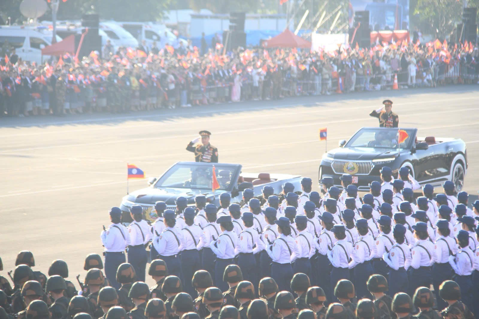 Xe điện Việt Nam nổi bật tại lễ diễu binh, diễu hành kỷ niệm Quốc khánh Lào - 3