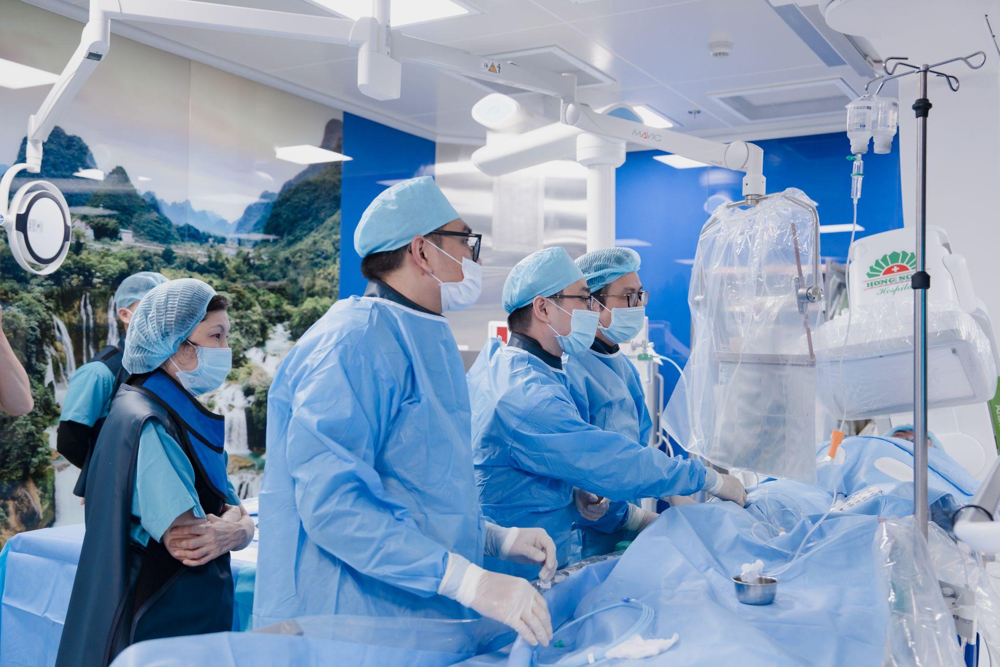 Khôi phục dòng máu nuôi tim cho bệnh nhân bị tái hẹp stent nghiêm trọng - 2