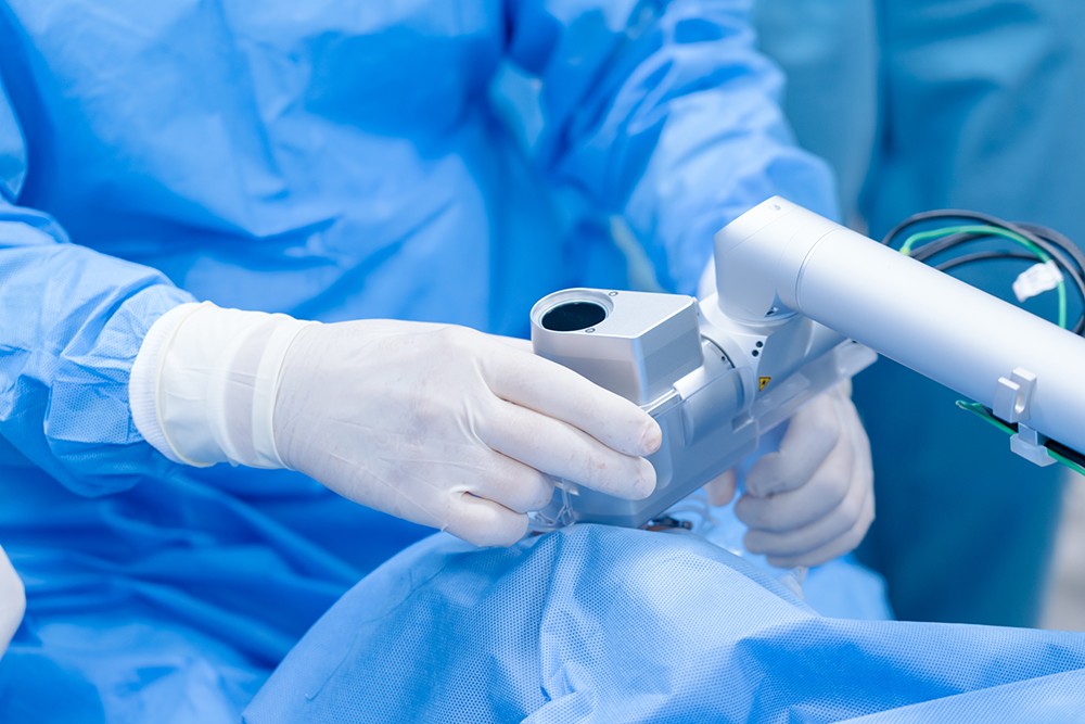 Lần đầu tiên tại Việt Nam: Thành công ghép giác mạc bằng Laser thay vì thủ công - 1