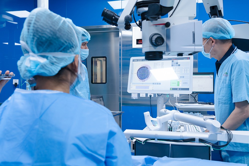 Lần đầu tiên tại Việt Nam: Thành công ghép giác mạc bằng Laser thay vì thủ công - 2