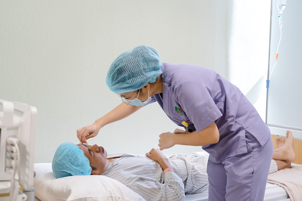 Lần đầu tiên tại Việt Nam: Thành công ghép giác mạc bằng Laser thay vì thủ công - 3