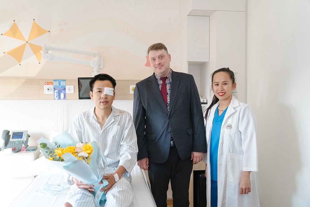 Lần đầu tiên tại Việt Nam: Thành công ghép giác mạc bằng Laser thay vì thủ công - 4