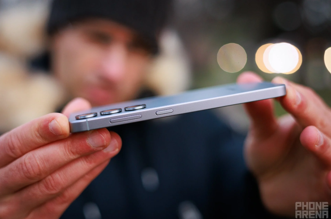 Smartphone cao cấp nhỏ gọn chính là chân ái mới của người dùng - 3