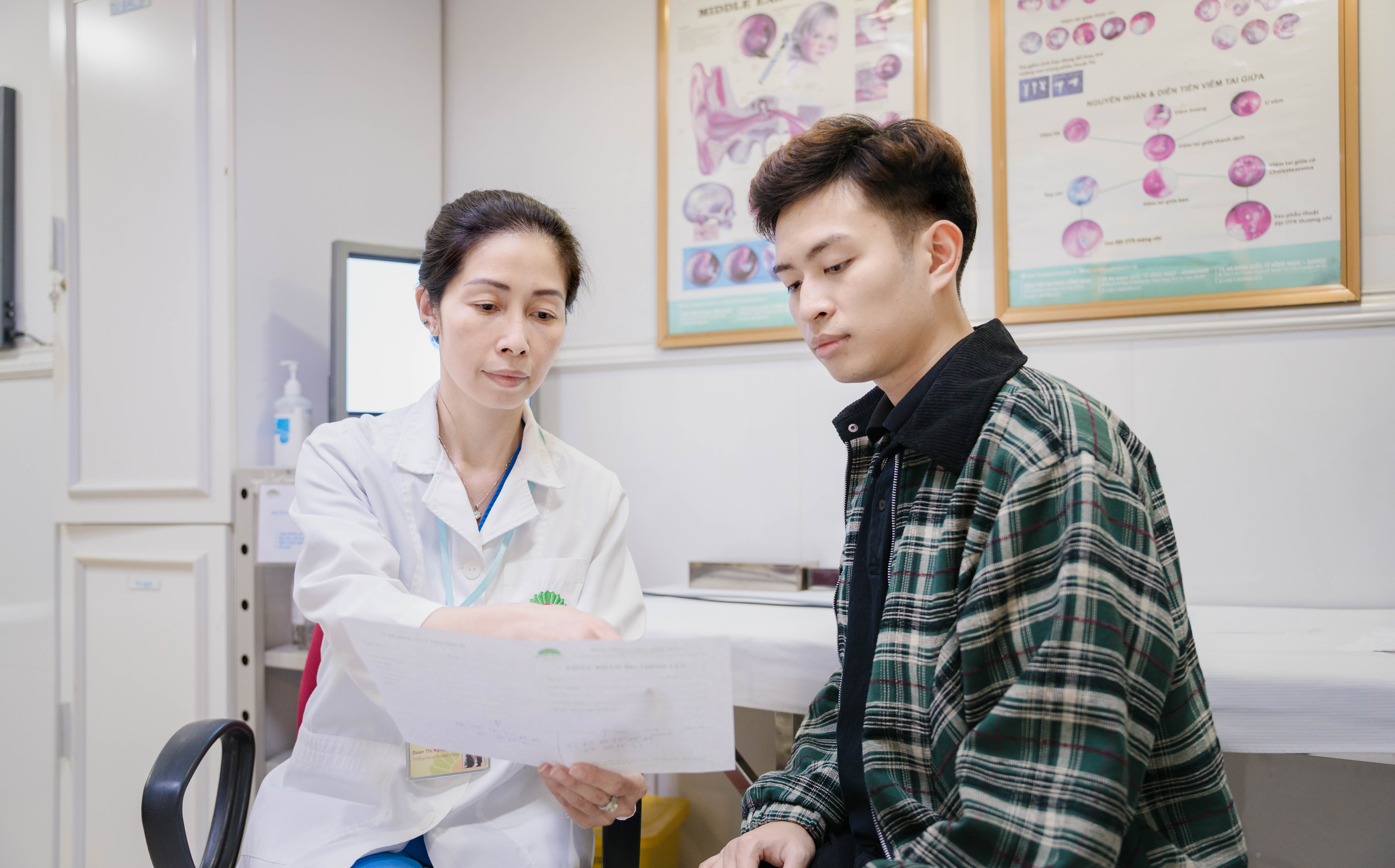 Đeo tai nghe suốt 5 giờ, nam thanh niên đột ngột mất thính lực - 2