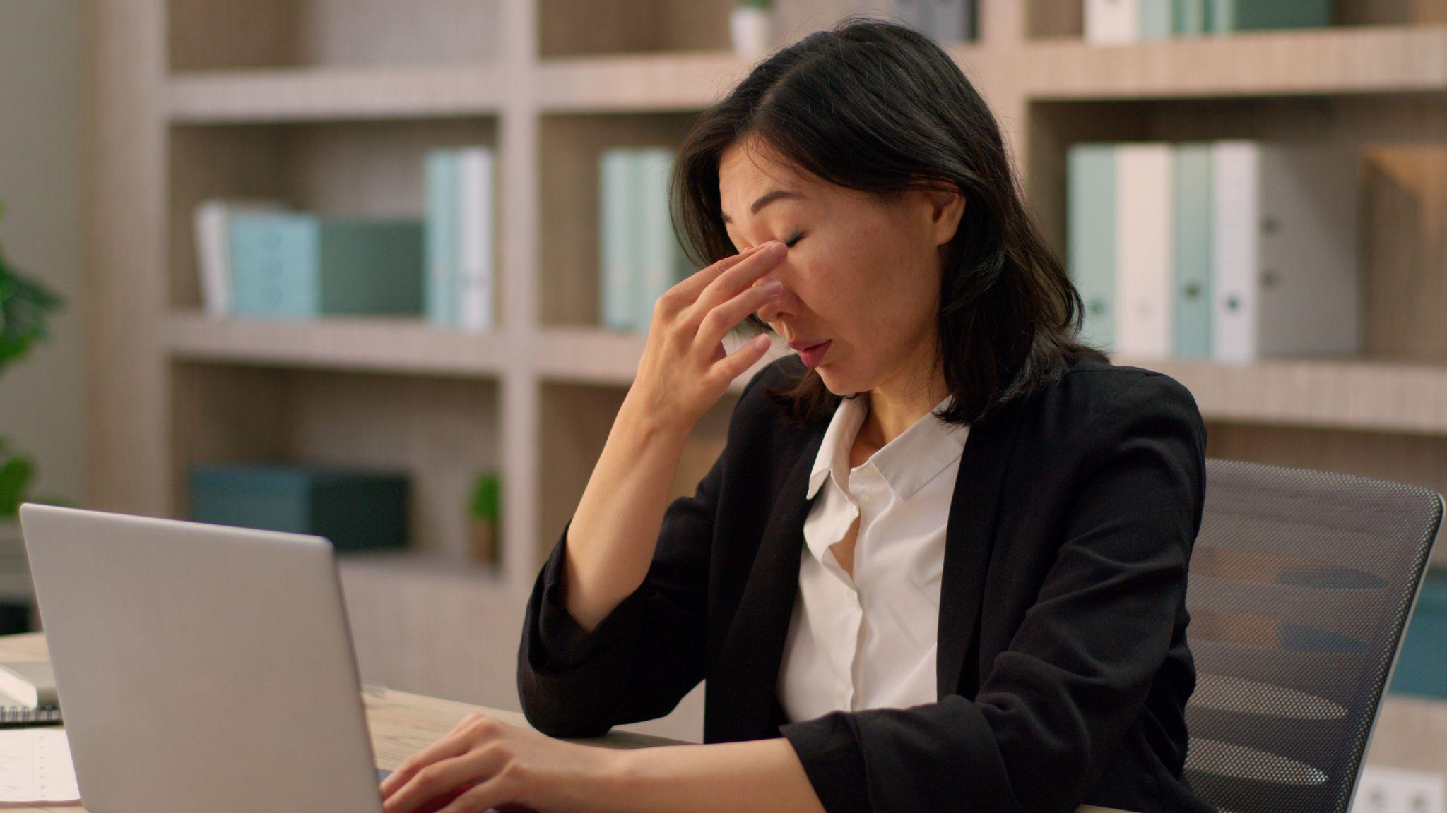 Mắt mỏi và nhìn mờ khi dùng máy tính: Dấu hiệu cảnh báo dân văn phòng không thể làm ngơ - 1