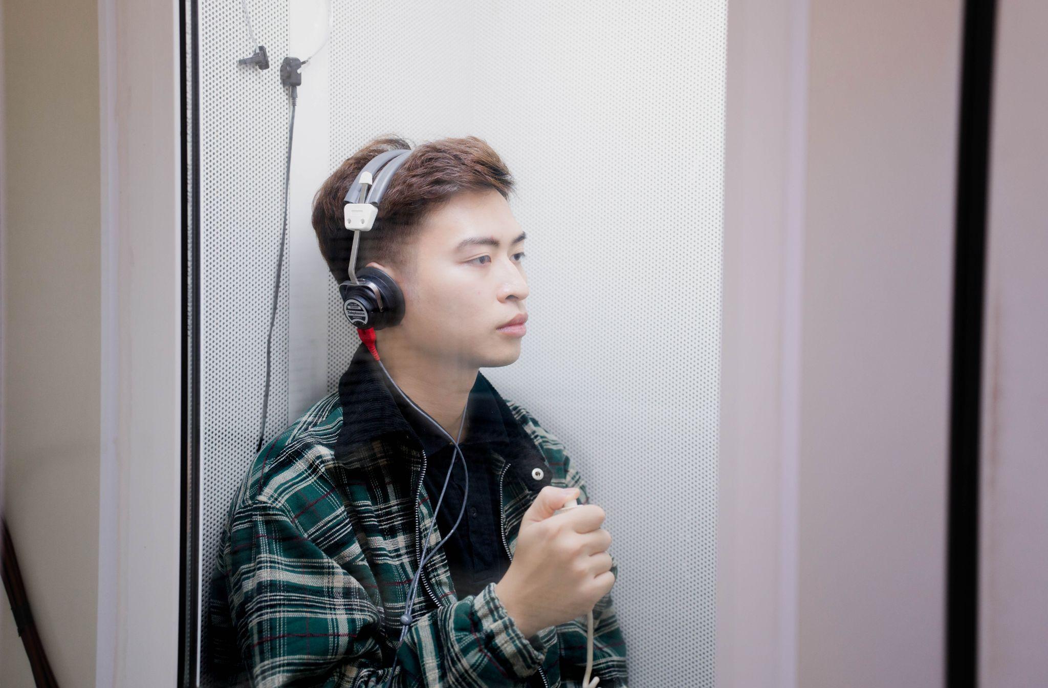 Đeo tai nghe suốt 5 giờ, nam thanh niên đột ngột mất thính lực - 1