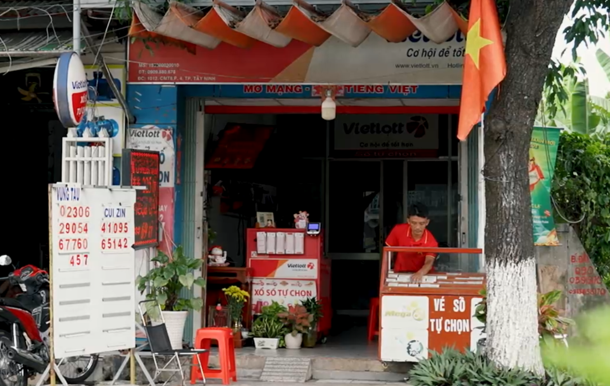 Chủ điểm sửa điện thoại chuyển hướng bán vé số Vietlott: “Bán cái này vui lắm!” - 1