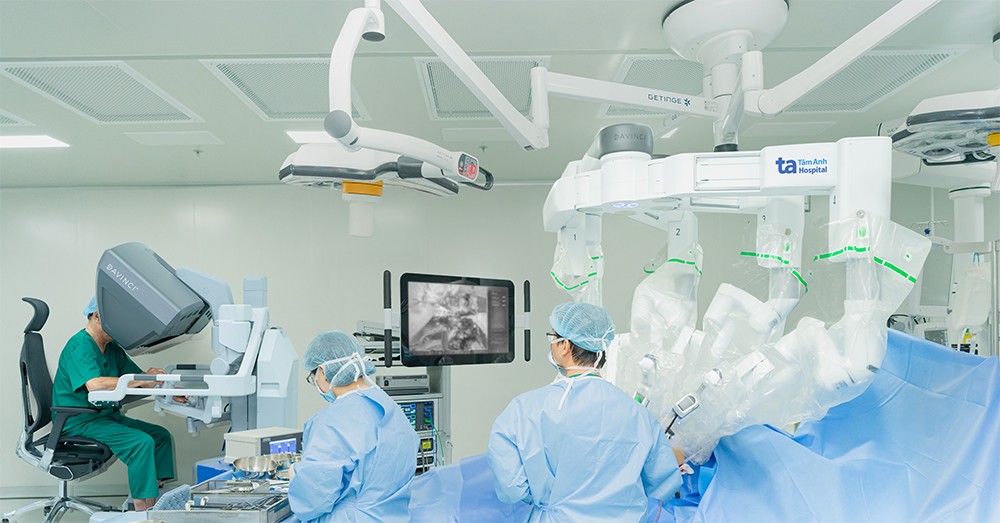 Robot phẫu thuật thế hệ mới cập bến Tâm Anh: Người bệnh tiết kiệm tới hàng tỷ đồng mỗi ca - 2