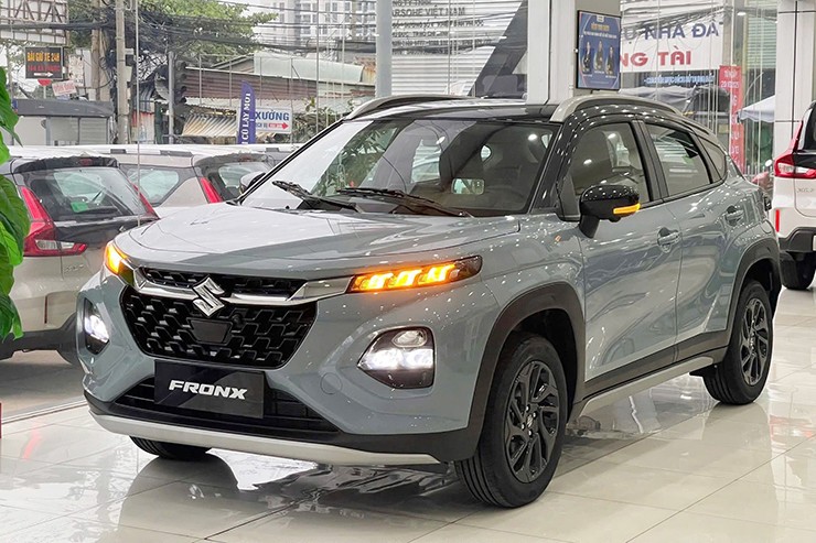 Giá xe Suzuki Fronx "tạo đáy" mới, giảm sâu tới 60 triệu đồng - 1