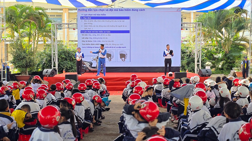 Honda Việt Nam phát động Chương trình Trao tặng mũ bảo hiểm cho học sinh lớp Một khu vực Tây Nguyên - 2