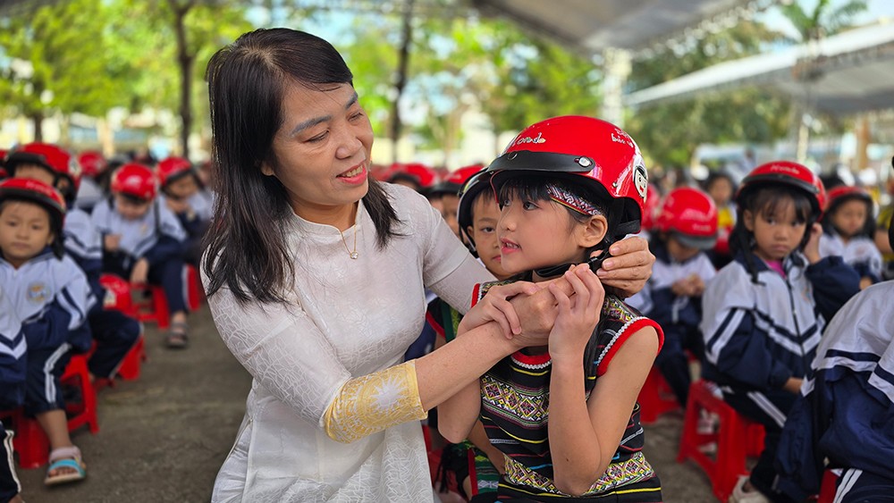 Honda Việt Nam phát động Chương trình Trao tặng mũ bảo hiểm cho học sinh lớp Một khu vực Tây Nguyên - 3