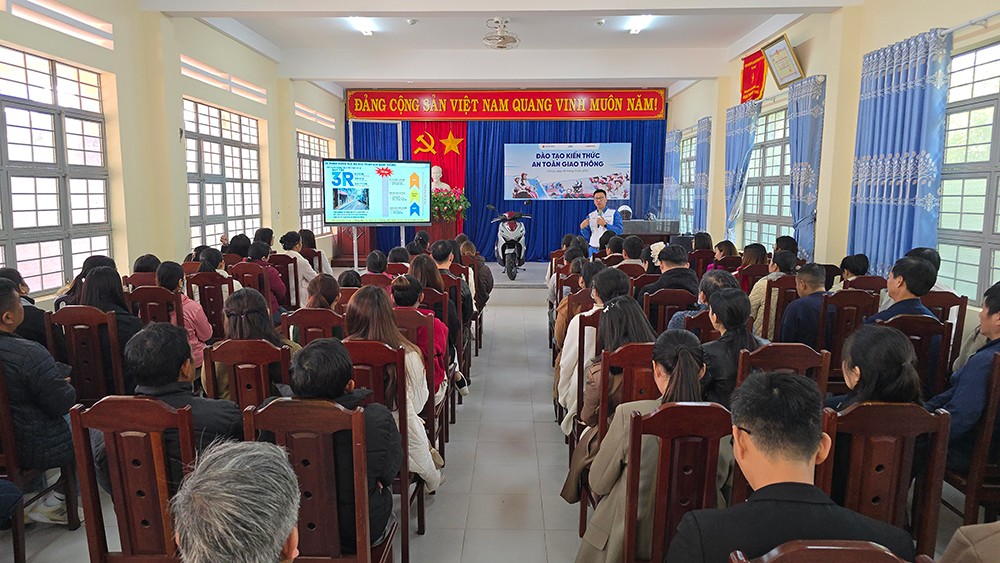 Honda Việt Nam phát động Chương trình Trao tặng mũ bảo hiểm cho học sinh lớp Một khu vực Tây Nguyên - 4