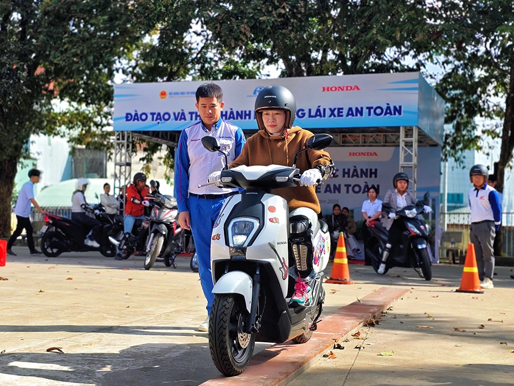 Honda Việt Nam phát động Chương trình Trao tặng mũ bảo hiểm cho học sinh lớp Một khu vực Tây Nguyên - 5