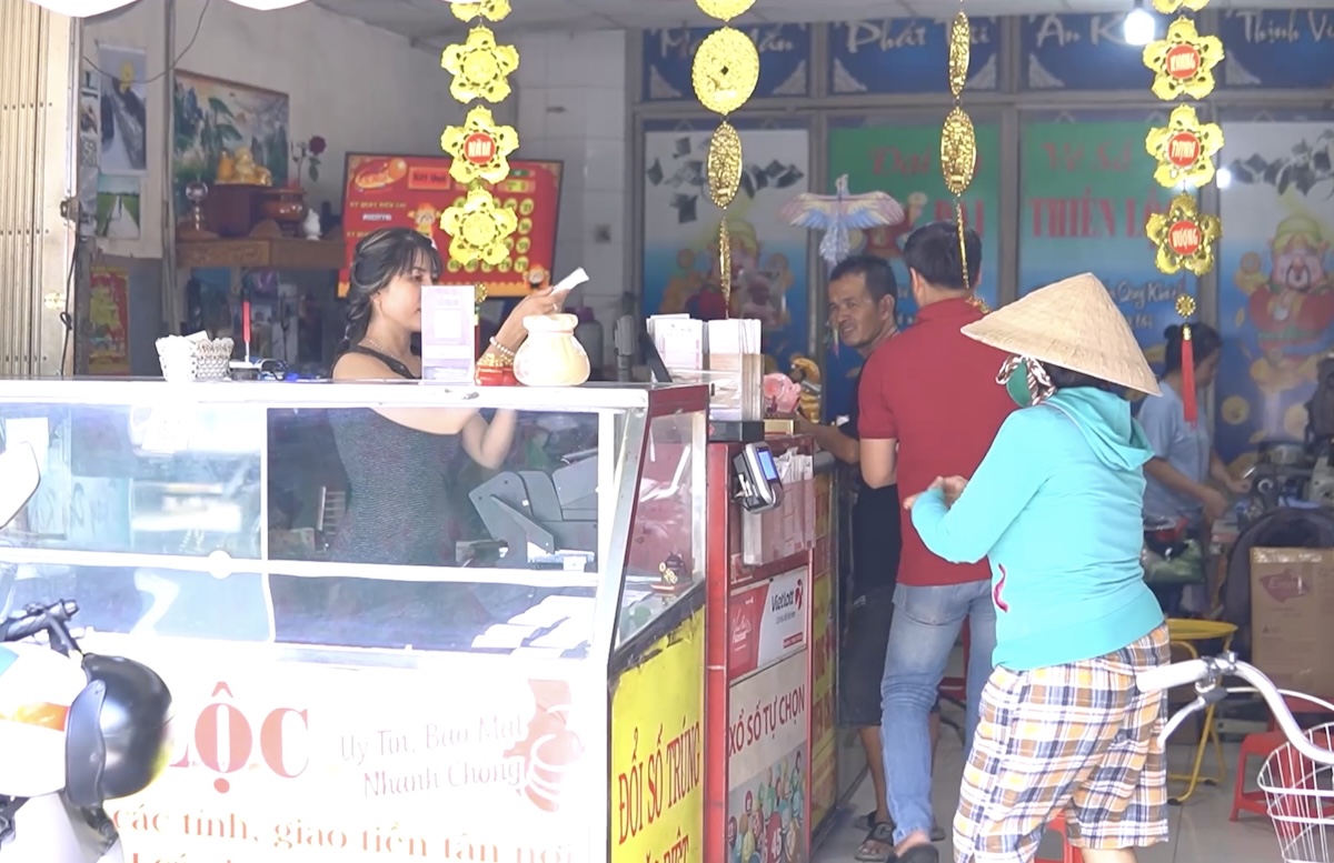 Điểm bán vé số độc lạ ở TP.HCM: “Cốt lõi vẫn là niềm tin” - 1