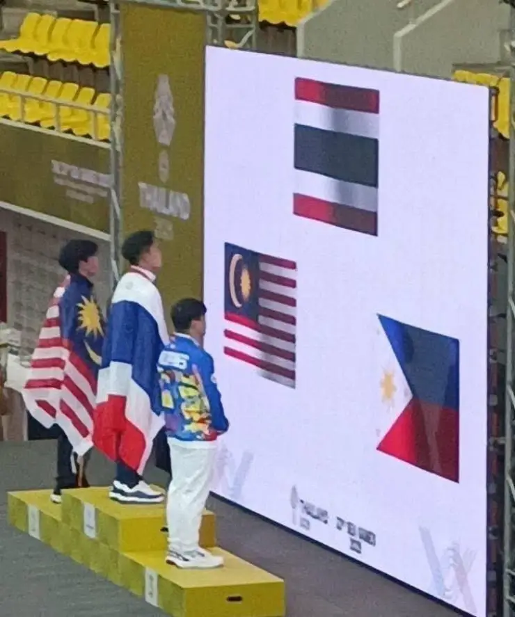 Độc lạ SEA Games: Thái Lan để VĐV úp mặt vào màn hình LED để chào cờ - 1