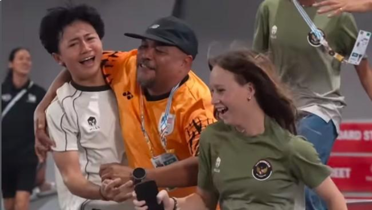 Kỳ lạ SEA Games: HLV Malaysia vỡ òa ăn mừng khi VĐV Indonesia giành HCV - 1