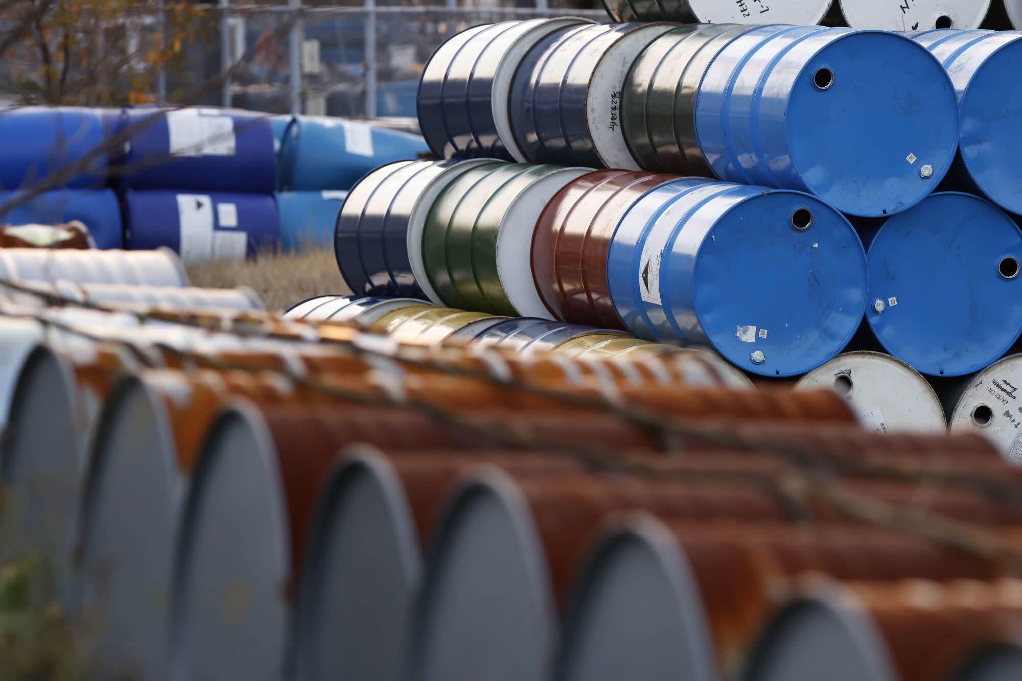 Giá dầu chạm đáy thấp nhất từ năm 2021 khi thị trường cân nhắc triển vọng thỏa thuận Ukraine - 1