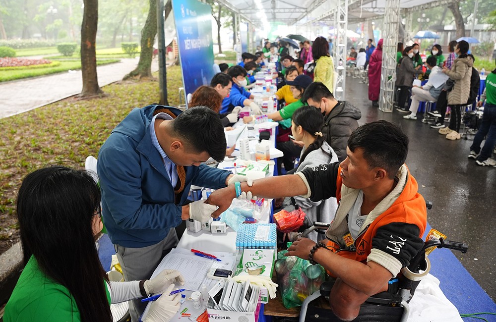 Manulife tổ chức khám sức khỏe miễn phí cho hơn 3.000 người tại Hà Nội - 2