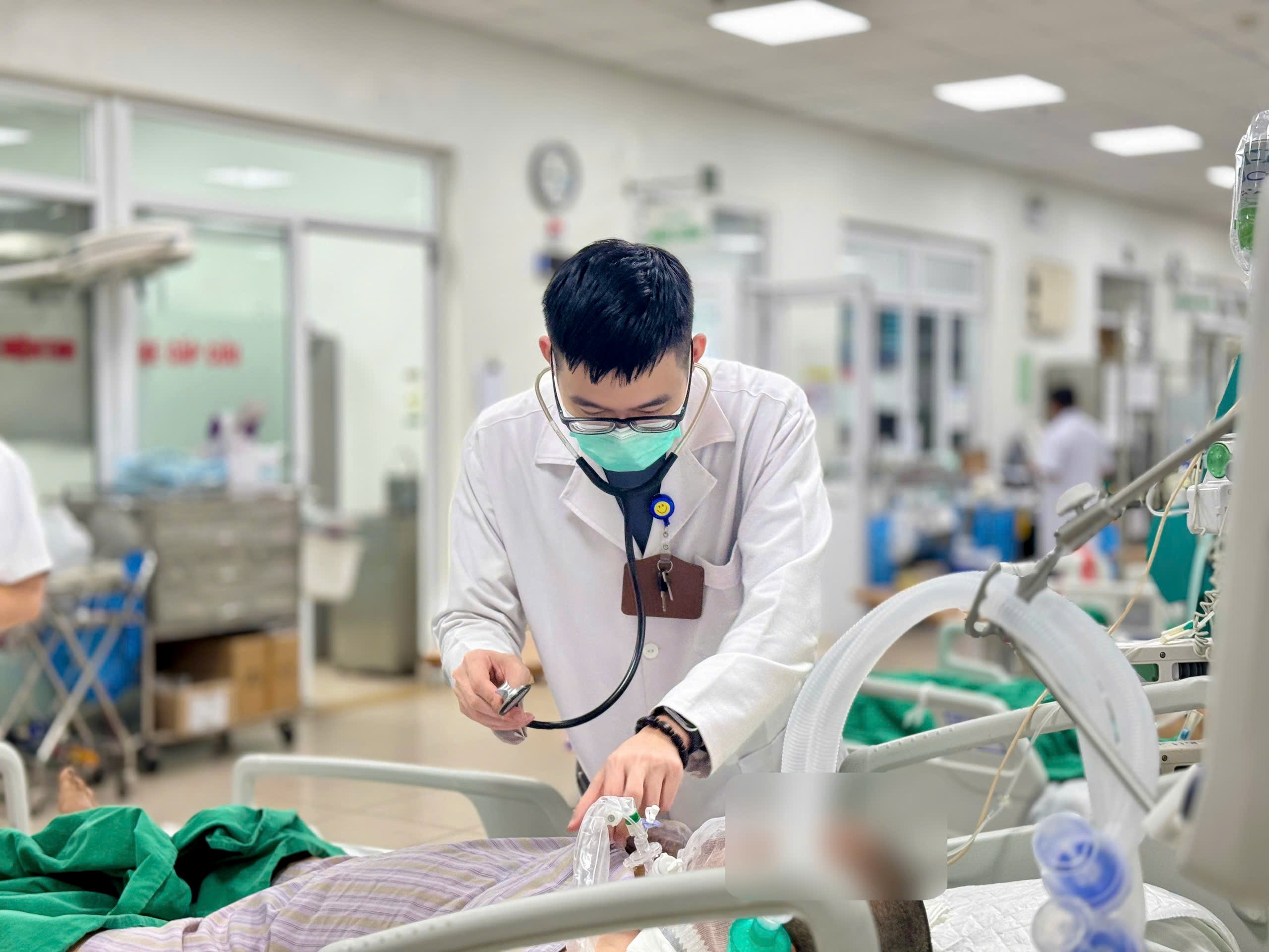 Người phụ nữ trẻ nguy kịch vì mắc cúm - 1