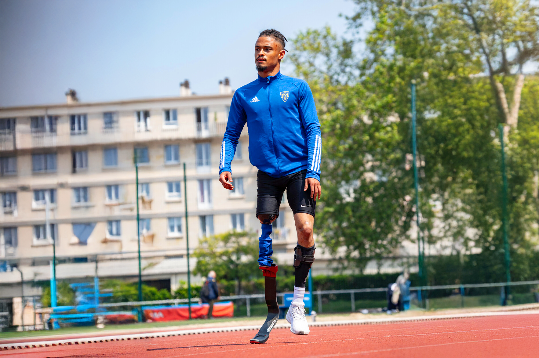 Bi kịch của cầu thủ bóng đá phải cắt bỏ chân do bệnh não mô cầu ở tuổi 17 - 1