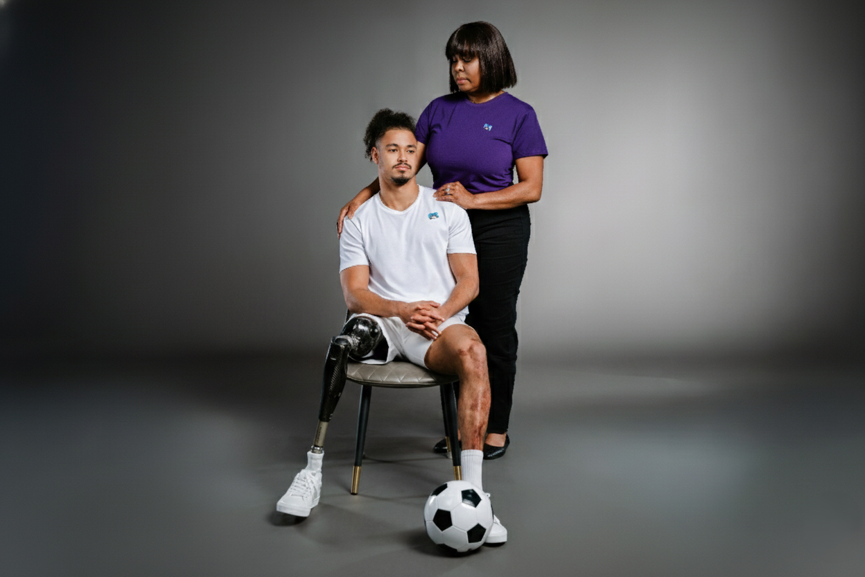 Bi kịch của cầu thủ bóng đá phải cắt bỏ chân do bệnh não mô cầu ở tuổi 17 - 2