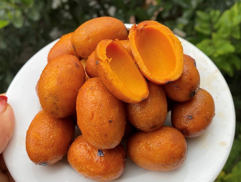 Loại quả quê mùa bỗng "lên cơn sốt" có giá đắt hơn thịt lợn, hái một cây kiếm cả triệu đồng - 1