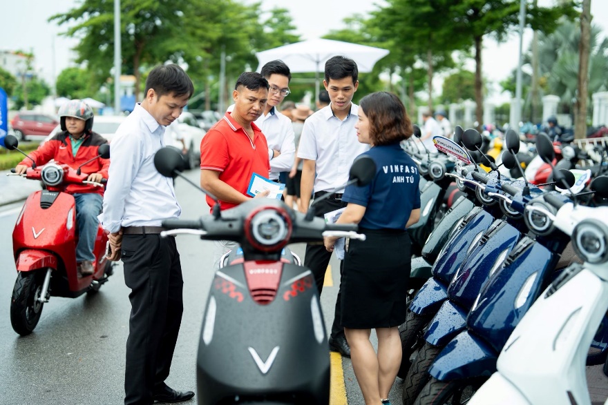 VinFast dẫn dắt xu hướng xe điện, xe xăng xuống giá hàng loạt trong mùa cao điểm cuối năm - 2