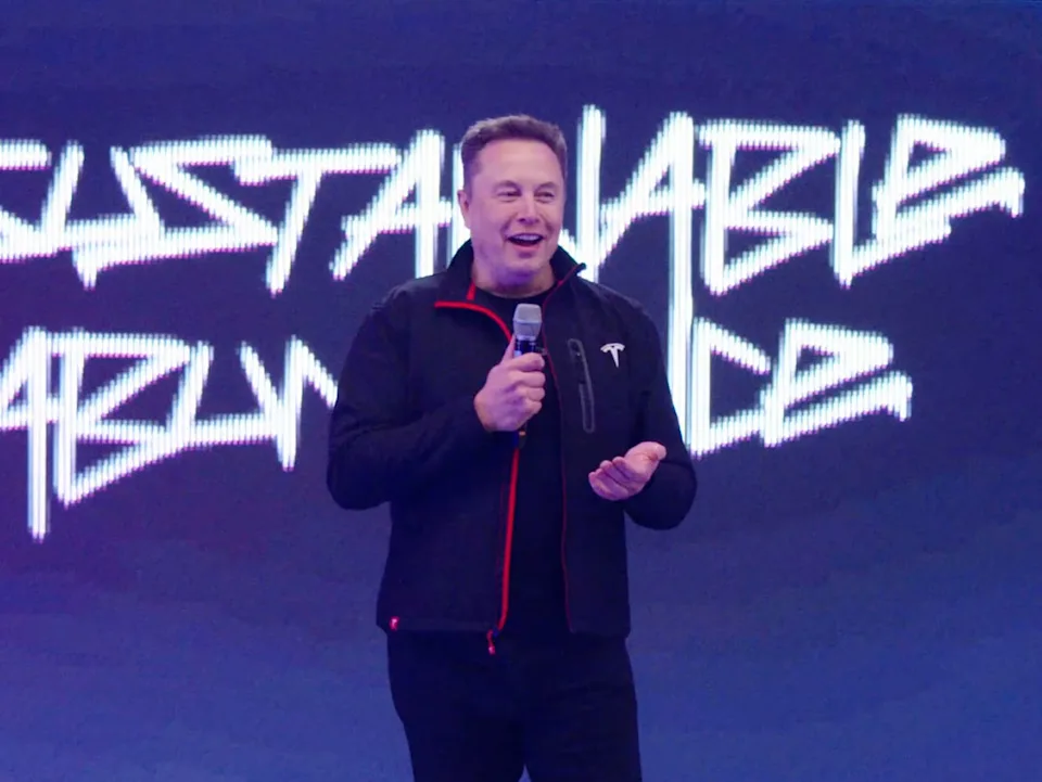 Tesla và năm 2025 “kỳ lạ” của Elon Musk: Ba dấu ấn làm rung chuyển nhà đầu tư - 1