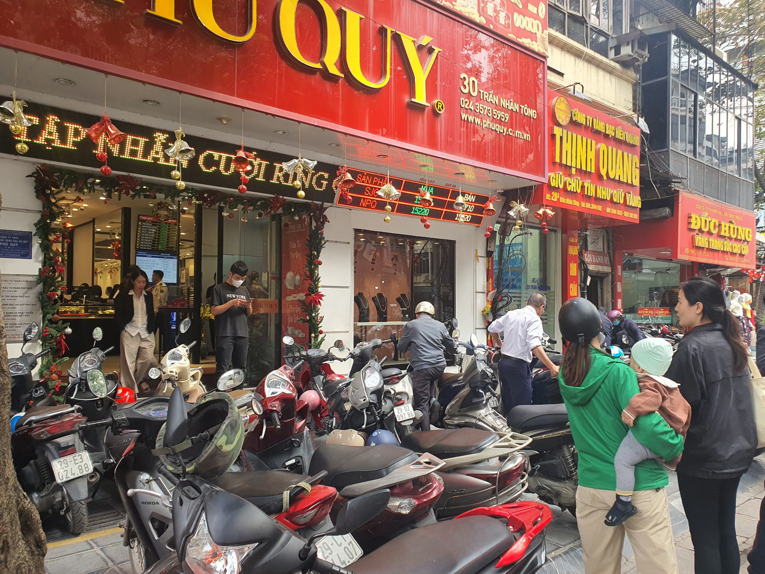 Giá vàng chiều 22/12: Phá đỉnh lịch sử, người dân xếp hàng đi bán, tiệm vàng có động thái bất ngờ - 1