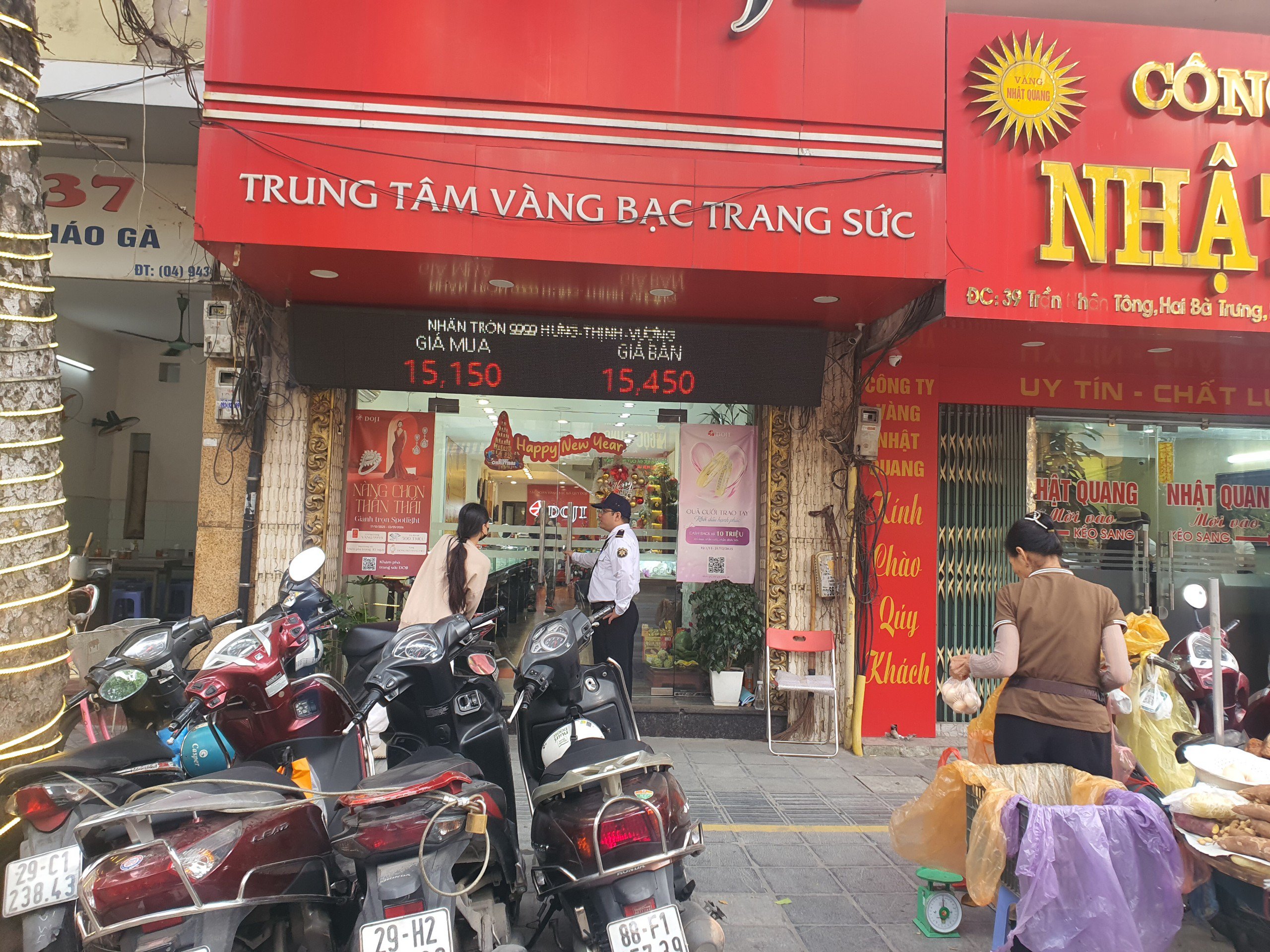 Giá vàng chiều 22/12: Phá đỉnh lịch sử, người dân xếp hàng đi bán, tiệm vàng có động thái bất ngờ - 9