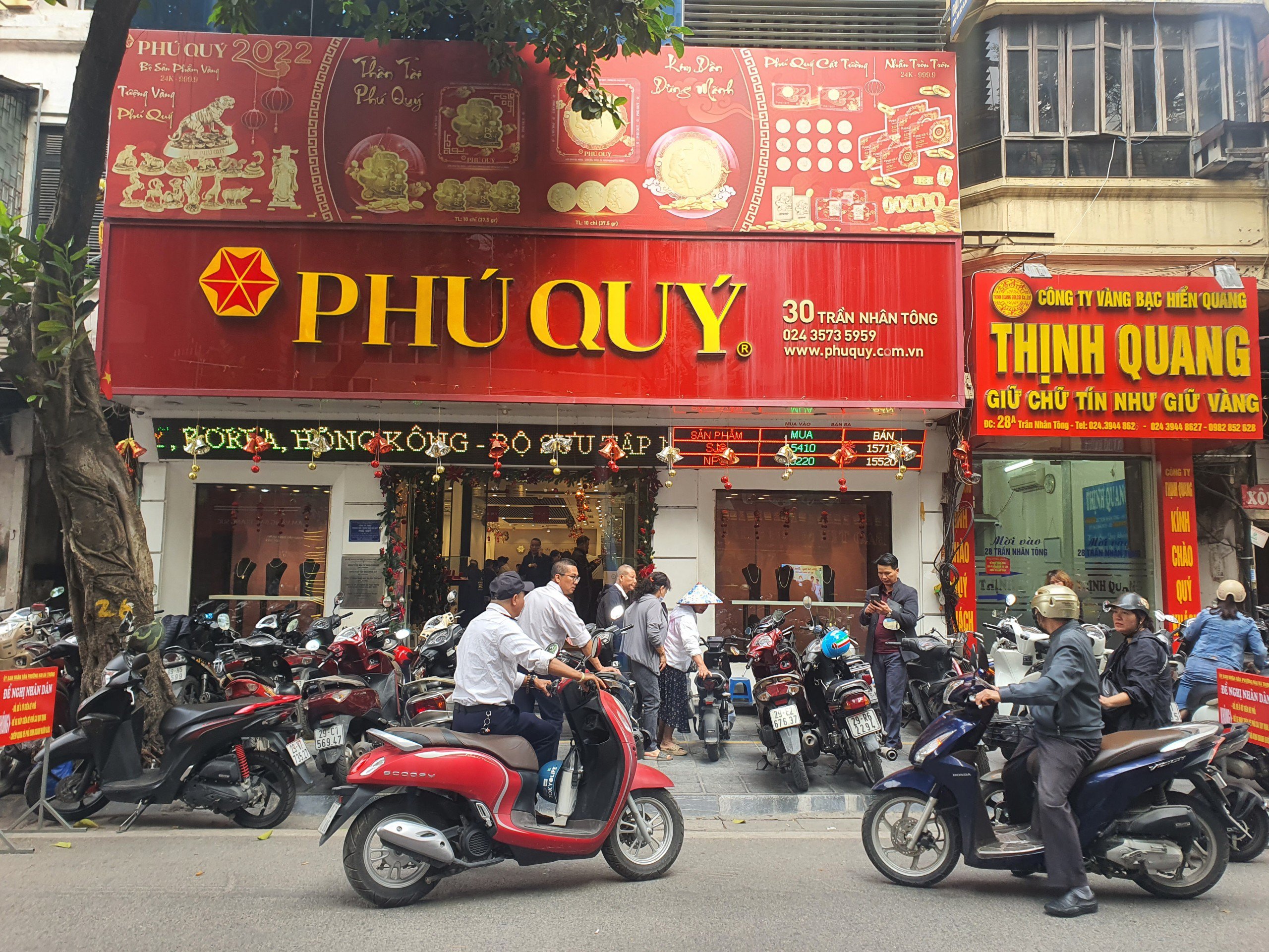 Giá vàng chiều 22/12: Phá đỉnh lịch sử, người dân xếp hàng đi bán, tiệm vàng có động thái bất ngờ - 2