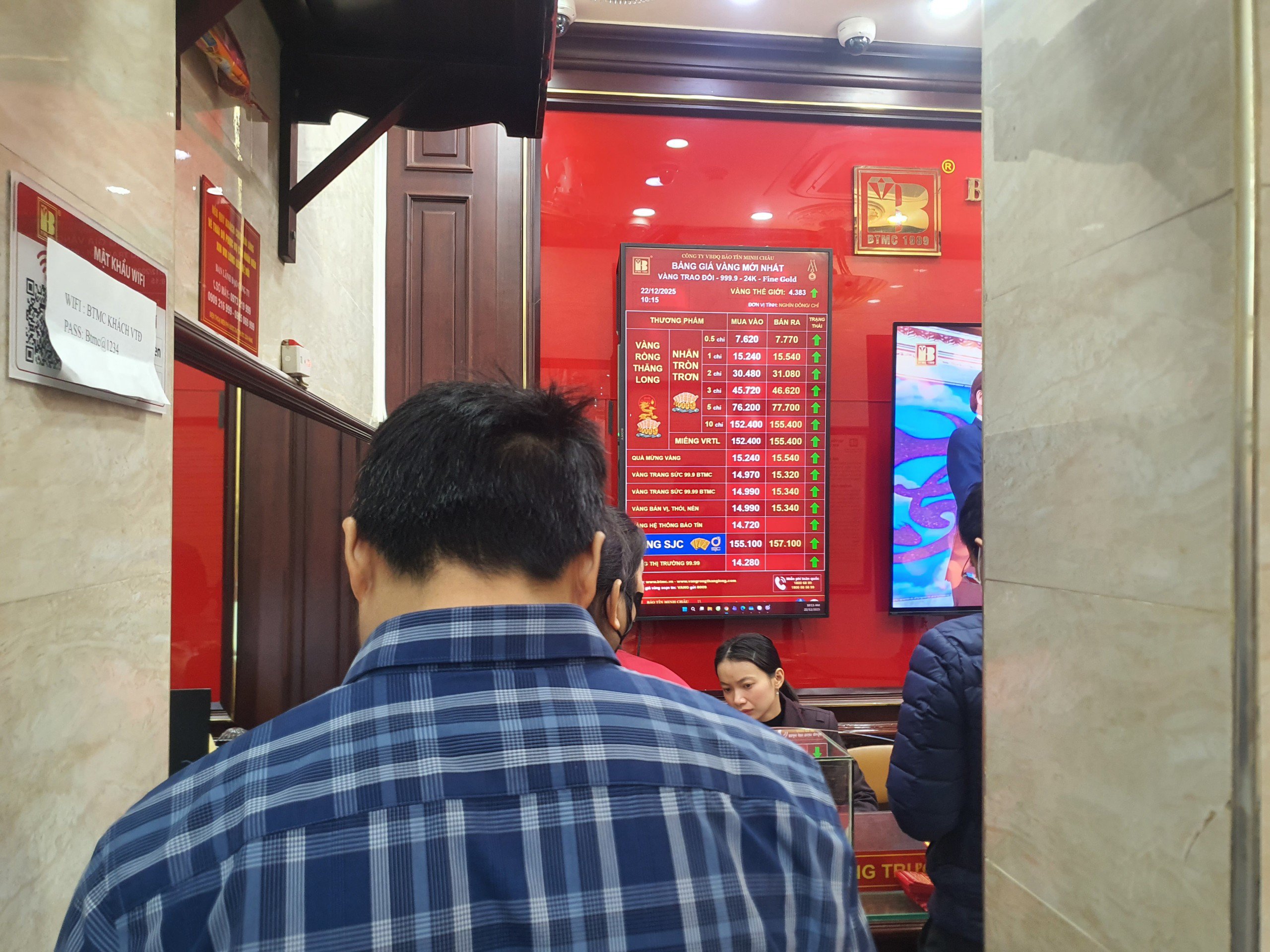 Giá vàng chiều 22/12: Phá đỉnh lịch sử, người dân xếp hàng đi bán, tiệm vàng có động thái bất ngờ - 3