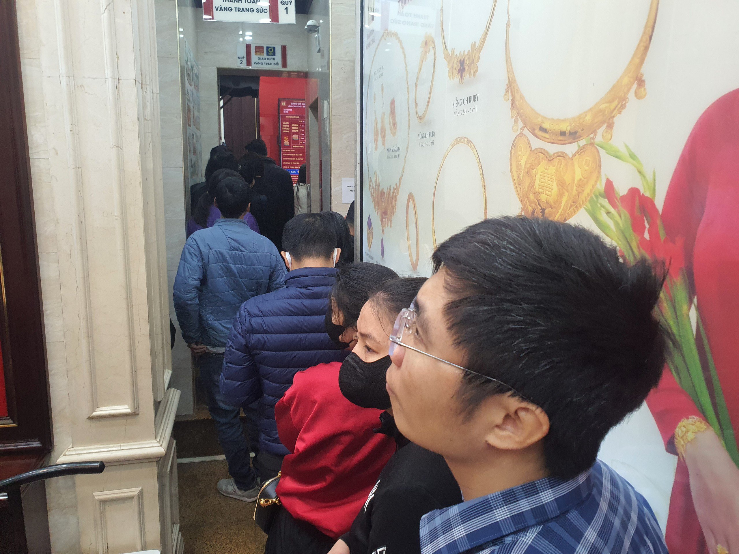 Giá vàng chiều 22/12: Phá đỉnh lịch sử, người dân xếp hàng đi bán, tiệm vàng có động thái bất ngờ - 5