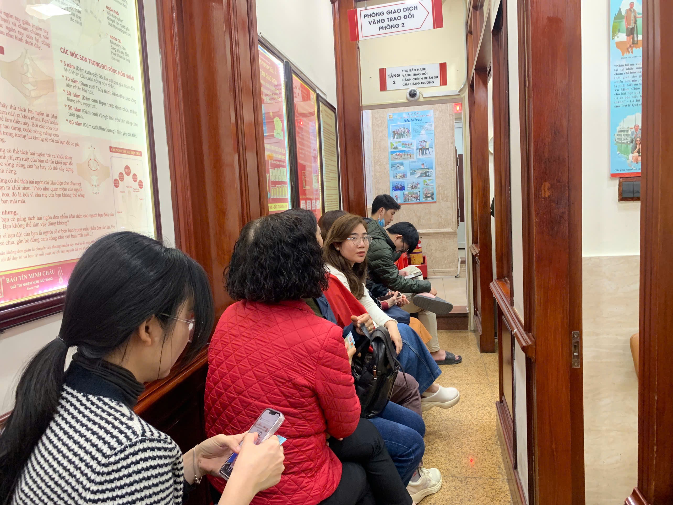 Giá vàng chiều 22/12: Phá đỉnh lịch sử, người dân xếp hàng đi bán, tiệm vàng có động thái bất ngờ - 6